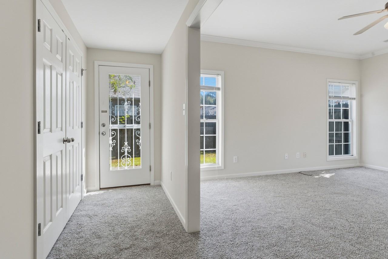 2033 Queens Ct #2033 - Photo 6 of 39