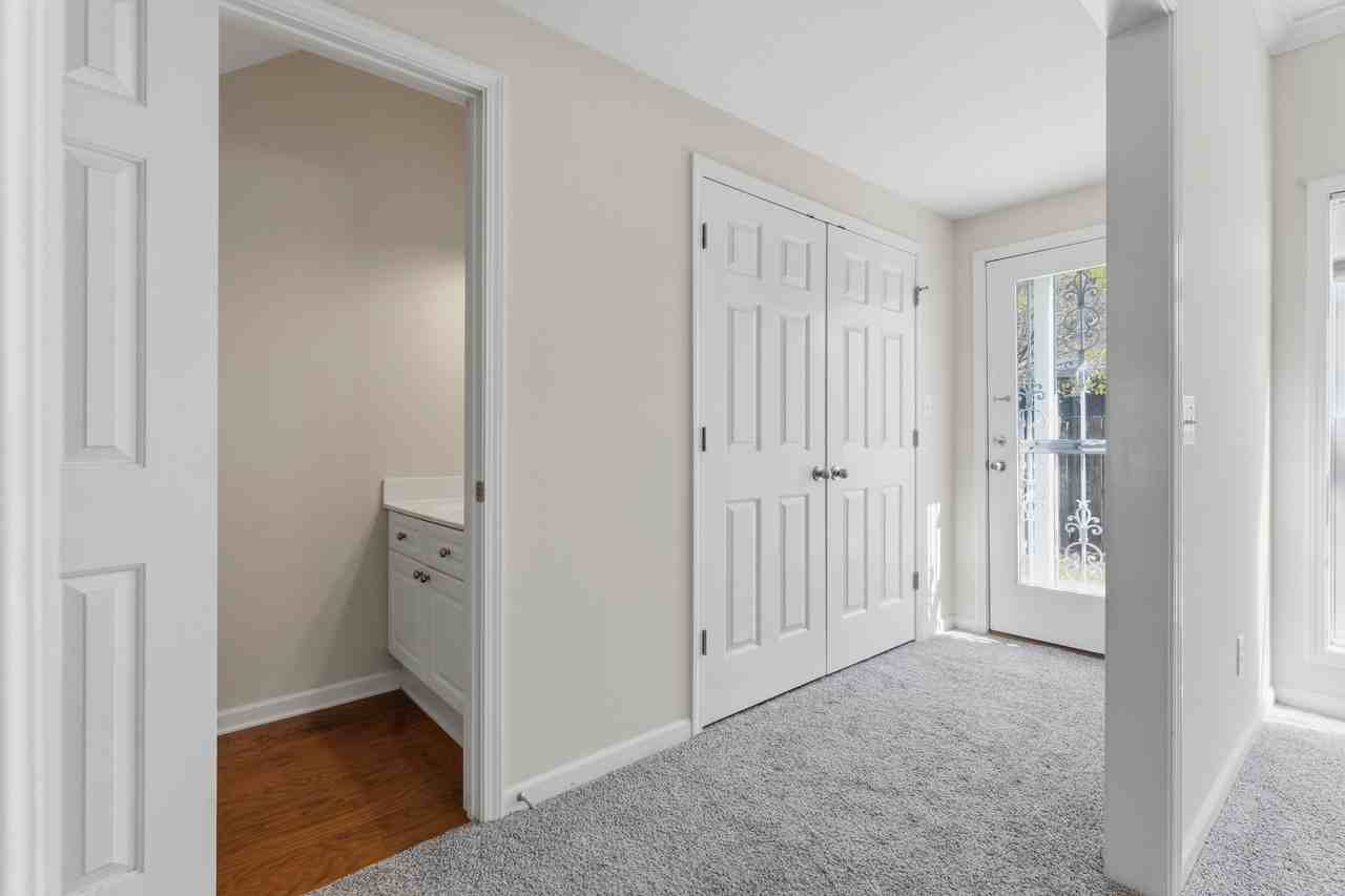 2033 Queens Ct #2033 - Photo 7 of 39