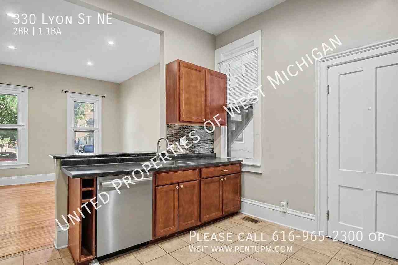 330 Lyon St Ne - Photo 6 of 18