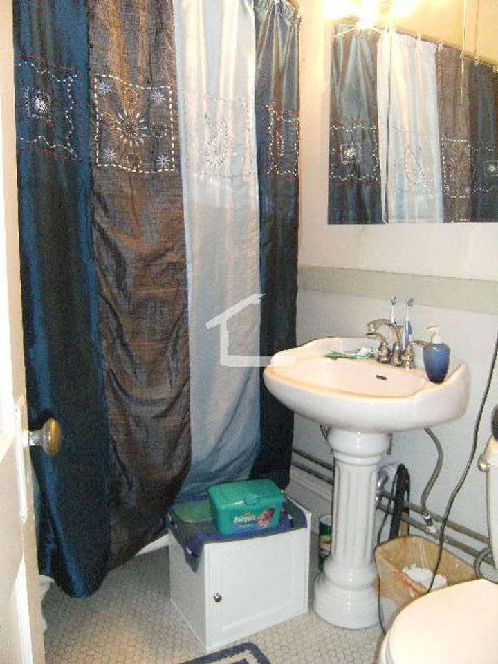77 Easton St - Photo 2 of 5