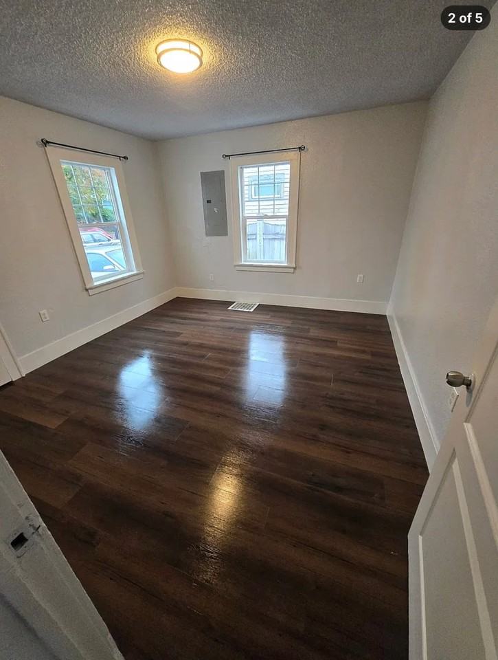 1115 S Lawrence St #MAIN - Photo 2 of 5