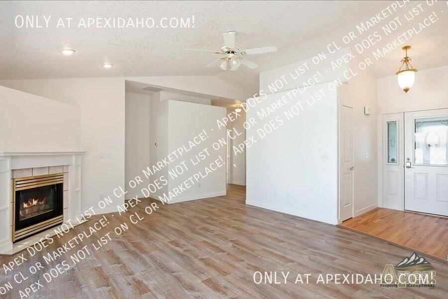702 Driftwood Ln - Photo 4 of 31