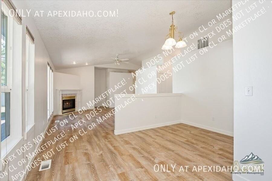 702 Driftwood Ln - Photo 5 of 31