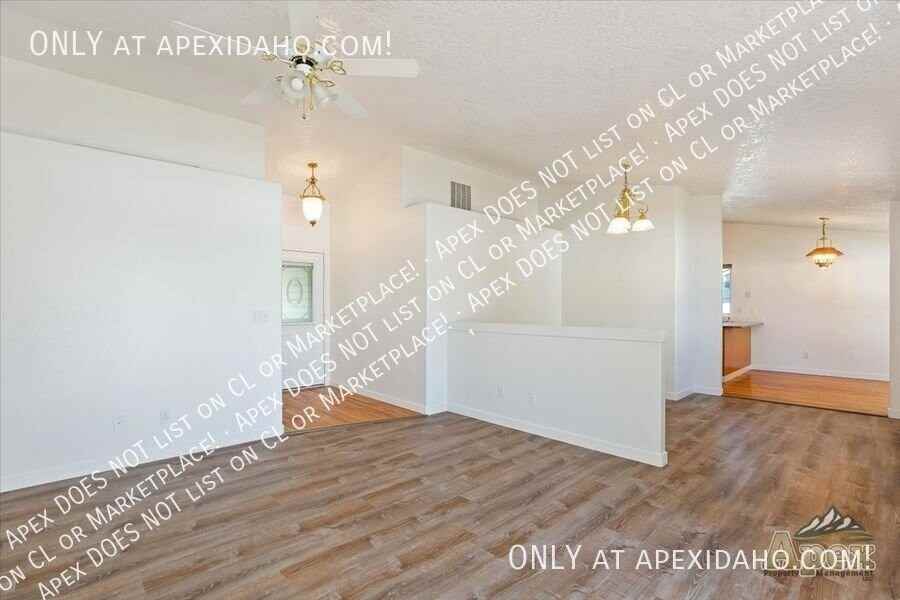 702 Driftwood Ln - Photo 7 of 31