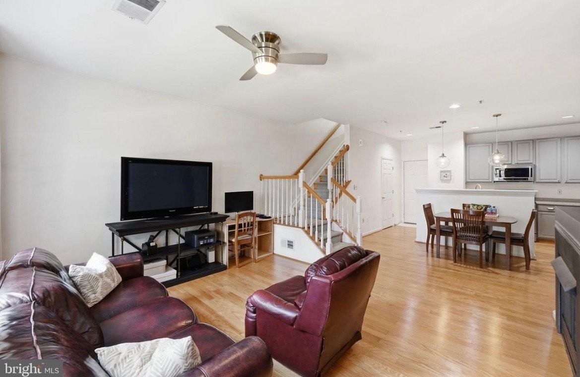 647A Main St - Photo 2 of 20