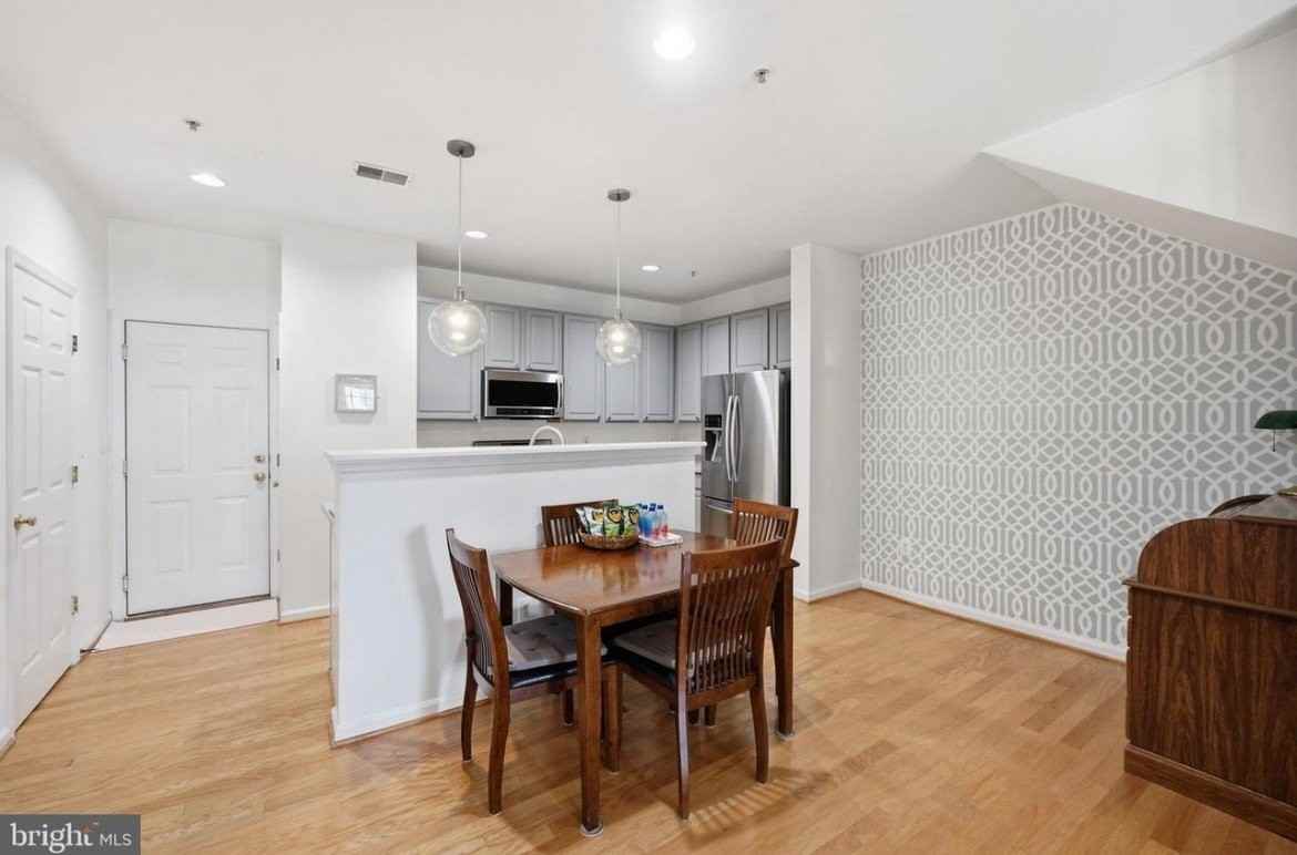 647A Main St - Photo 5 of 20