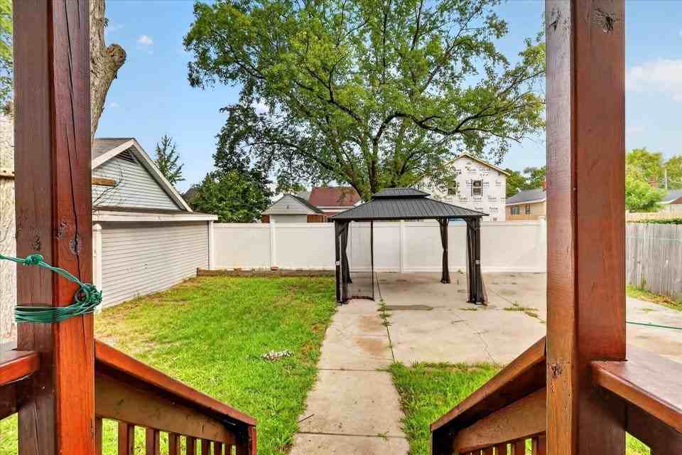 1105 Hazen St Se - Photo 7 of 20