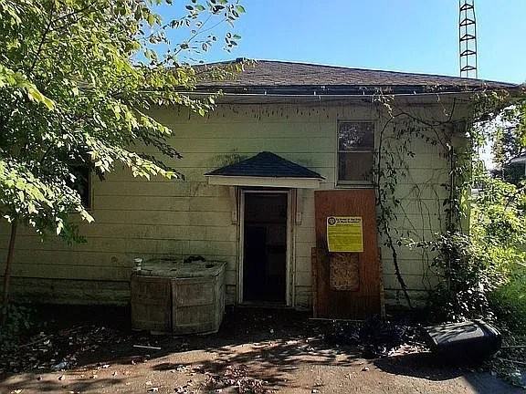407 W Saint Louis St - Photo 2 of 8