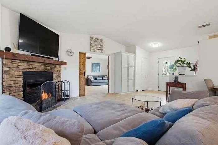 743 Davis St - Photo 7 of 20