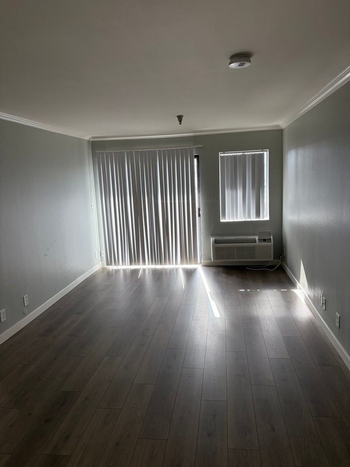 5811 Tujunga Ave #405 - Photo 6 of 8
