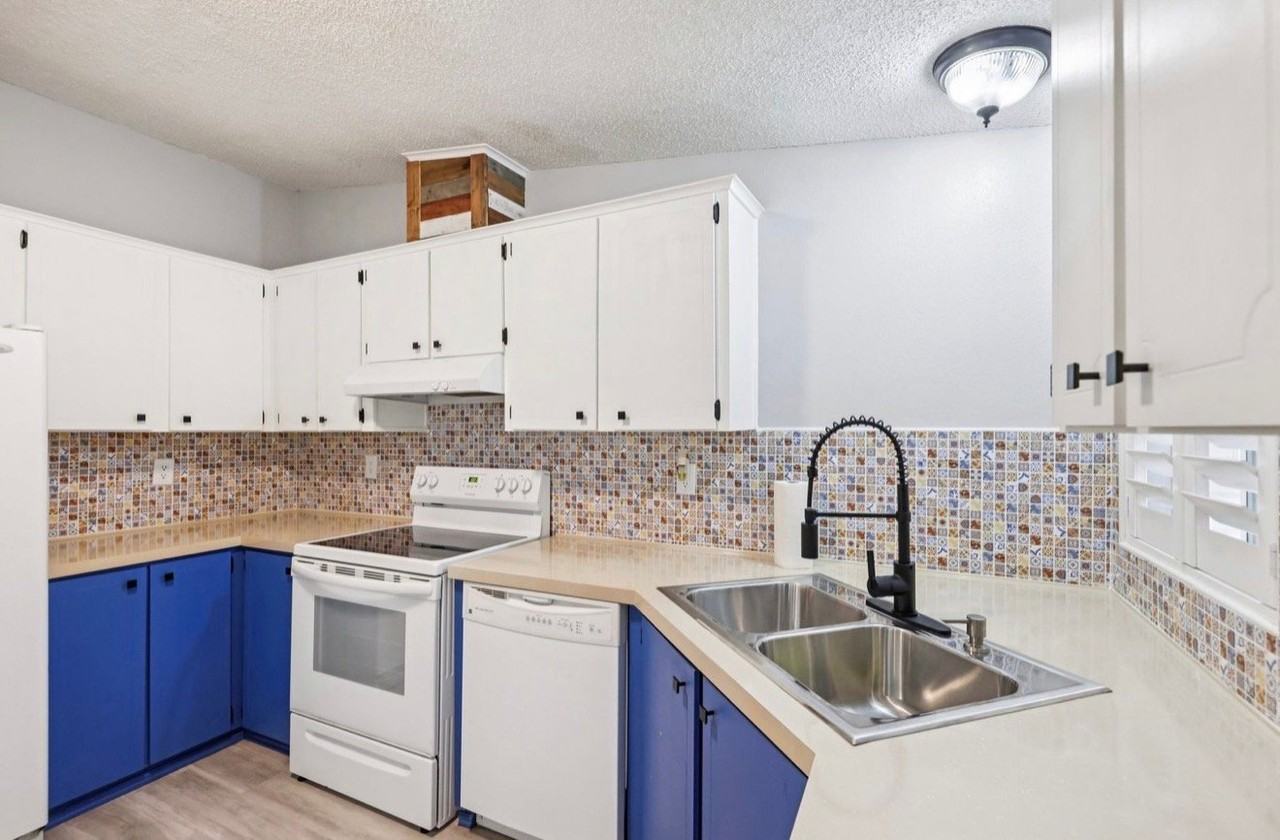39 Maplehurst Ave - Photo 3 of 21