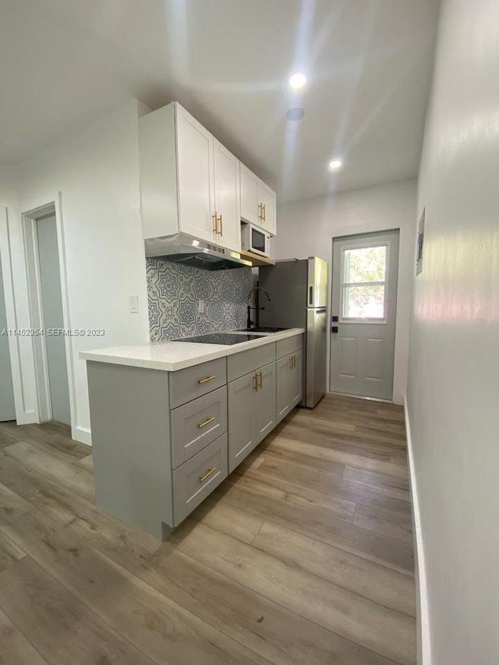 1542 Sw 5th St #4 - Photo 2 of 4