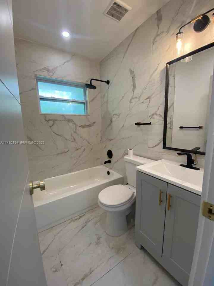 1542 Sw 5th St #4 - Photo 3 of 4