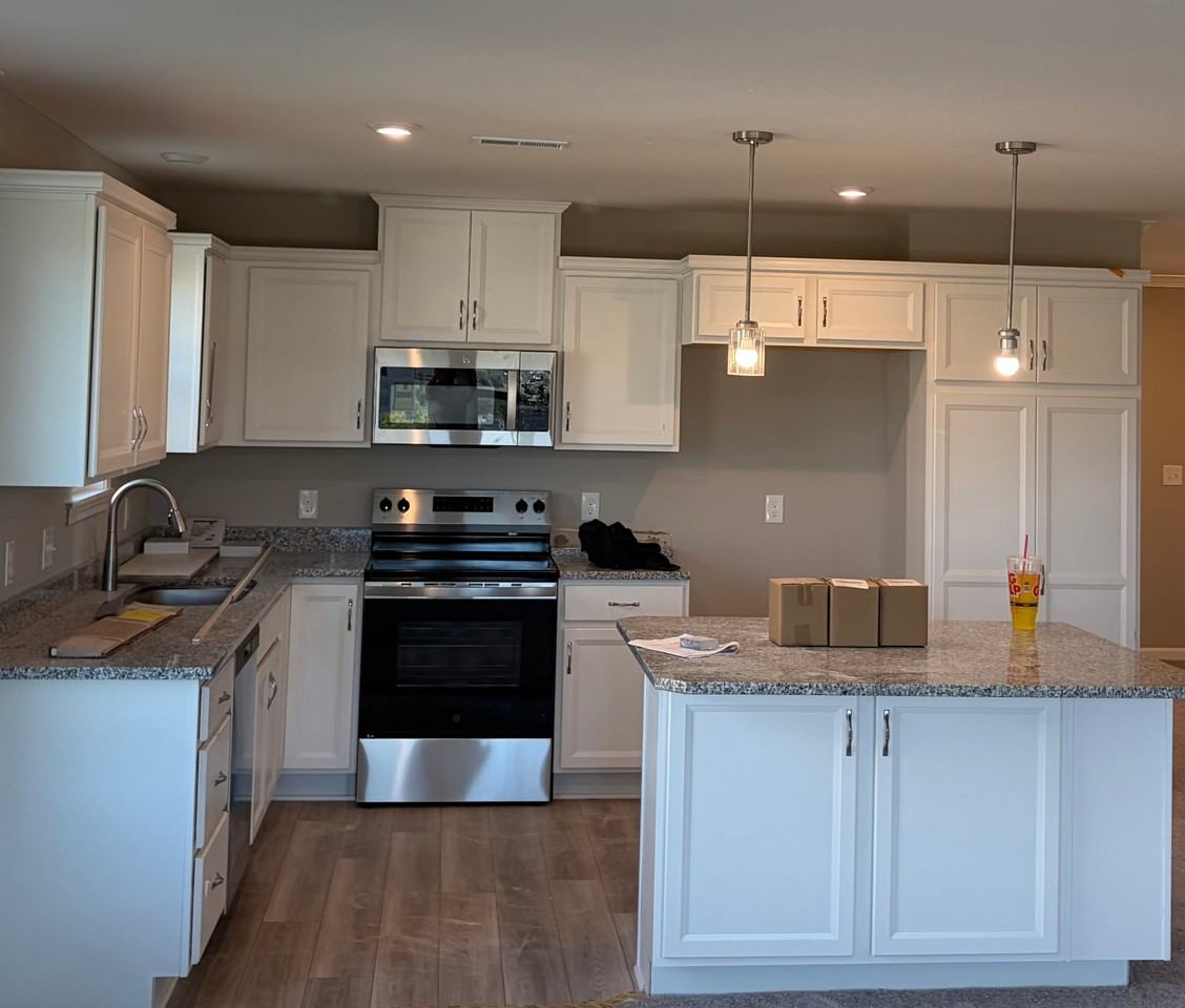 586 Station Dr - Photo 2 of 12