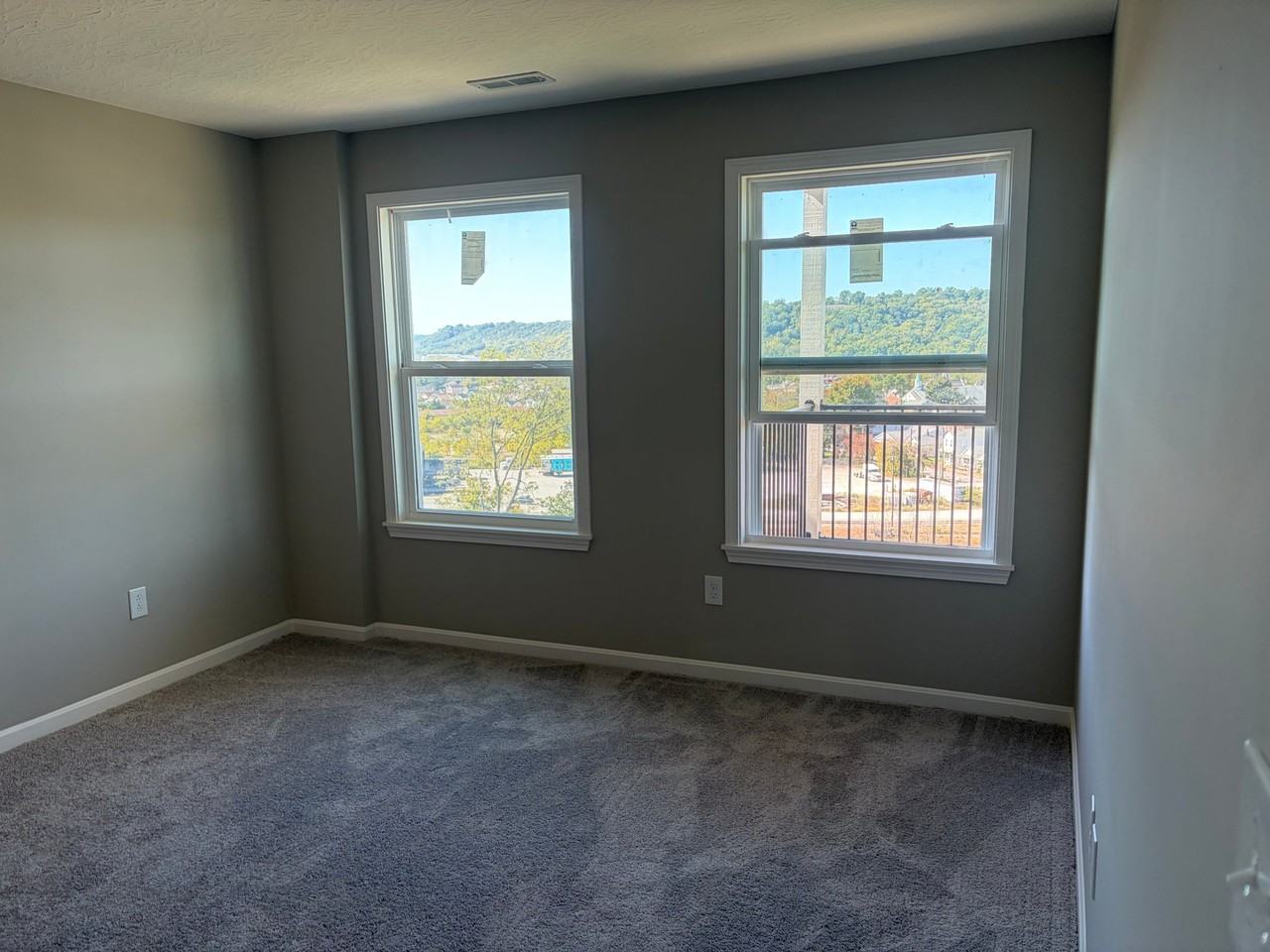 586 Station Dr - Photo 5 of 12
