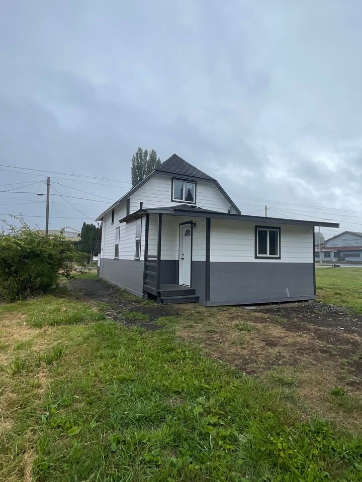 214 Peters St - Photo 2 of 9