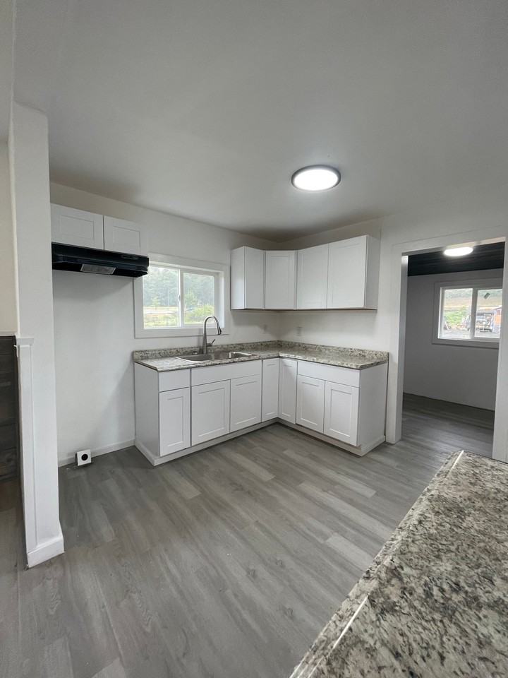 214 Peters St - Photo 5 of 9