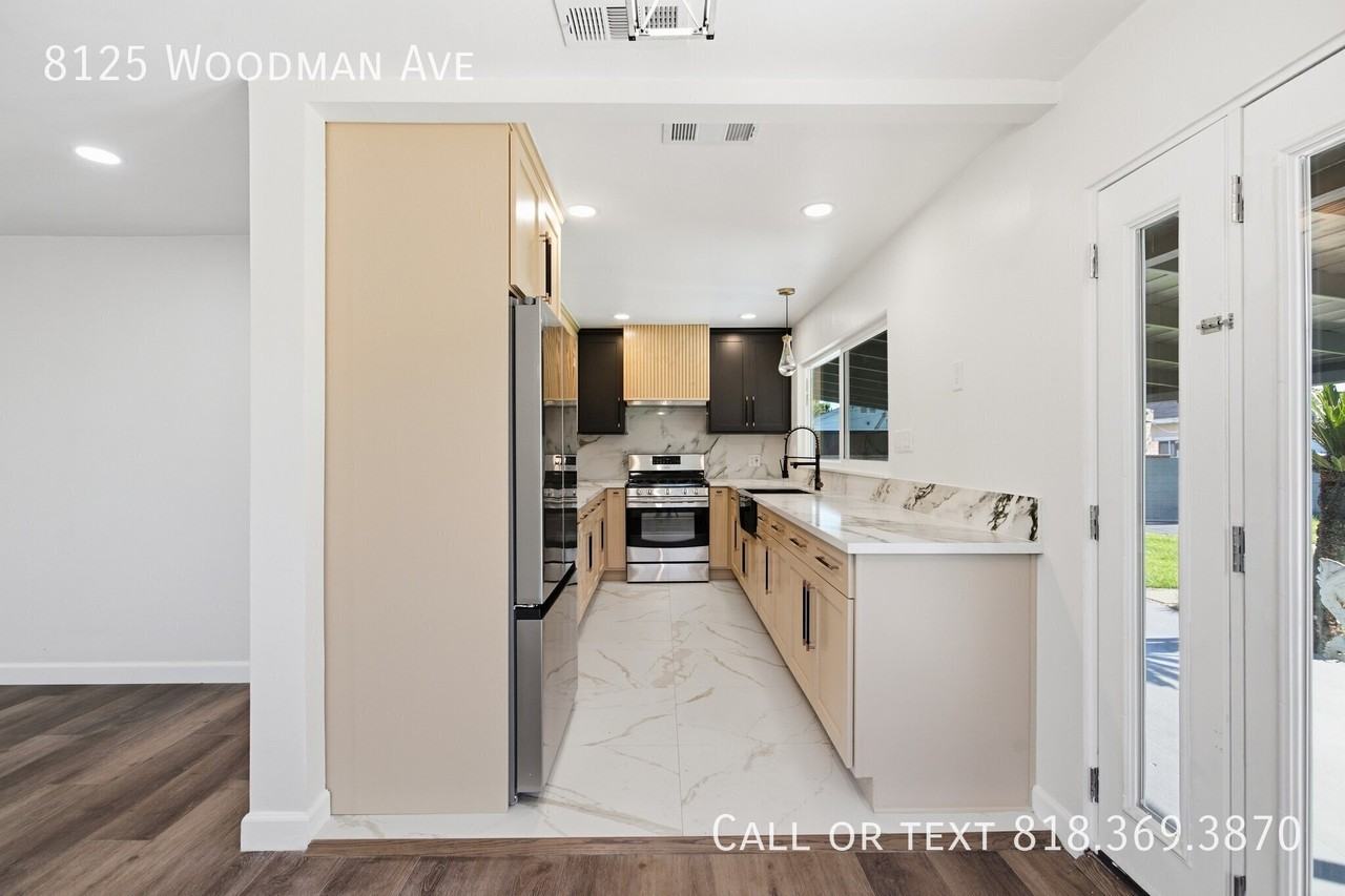 8125 Woodman Ave - Photo 4 of 27