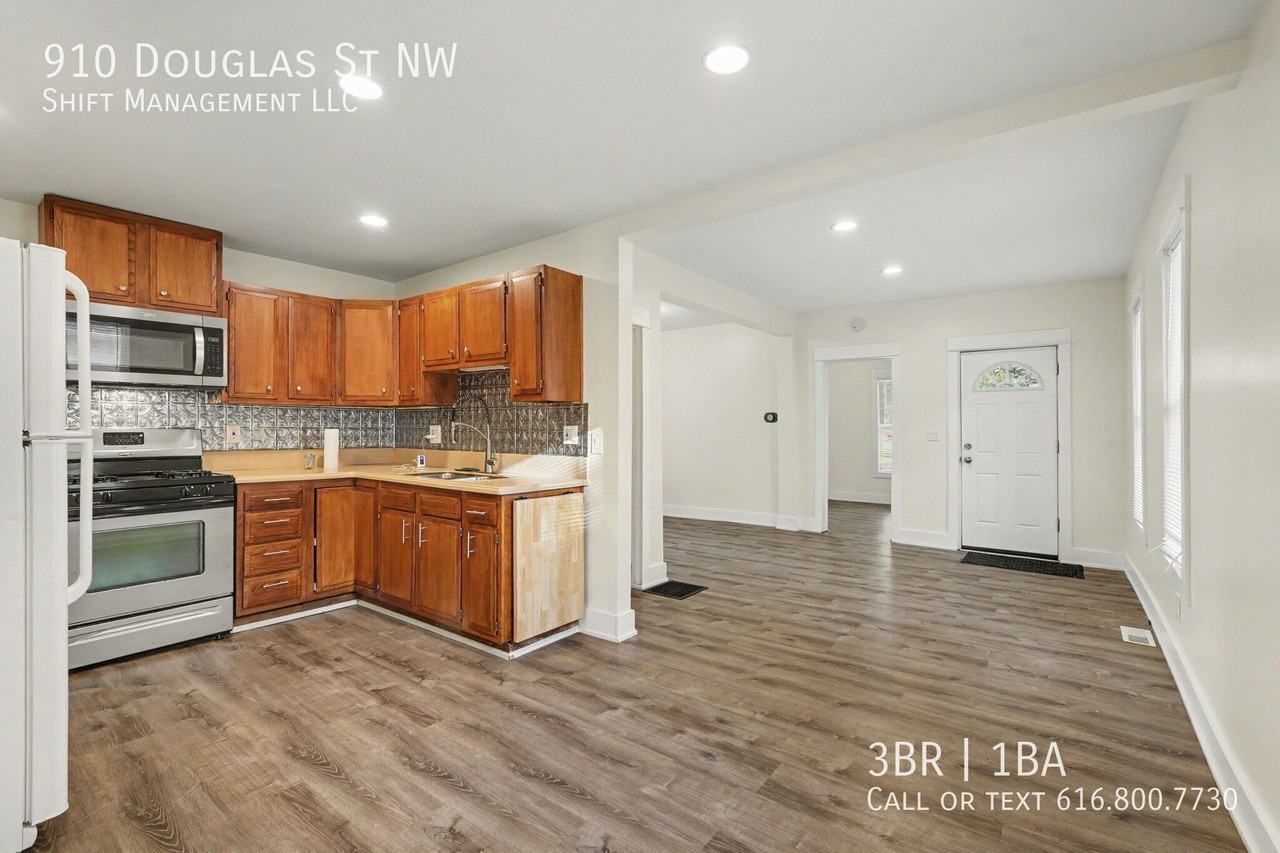 910 Douglas St Nw - Photo 6 of 15