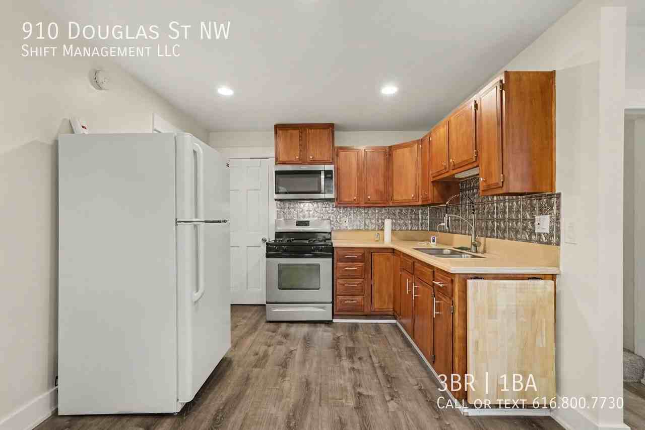 910 Douglas St Nw - Photo 7 of 15