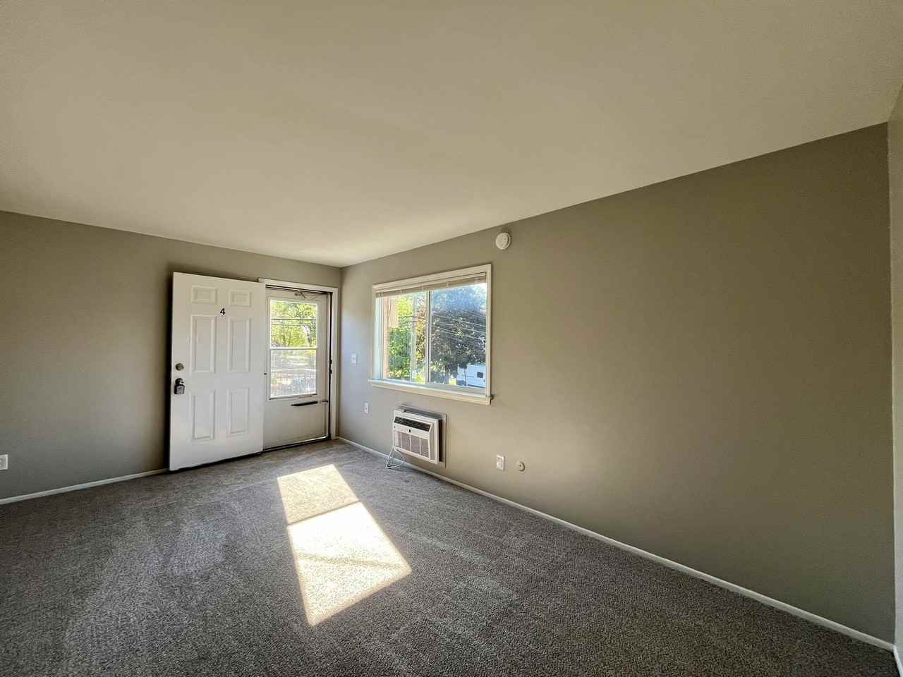 4431 Oakwood Boulevard - Photo 3 of 10