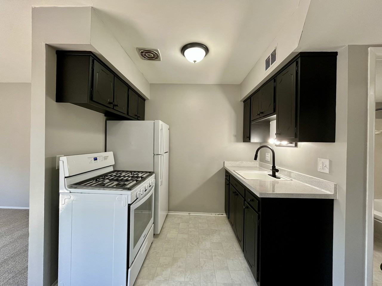 4431 Oakwood Boulevard - Photo 4 of 10