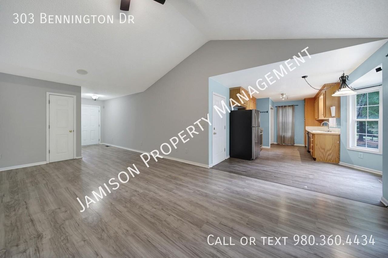 303 Bennington Dr - Photo 5 of 26