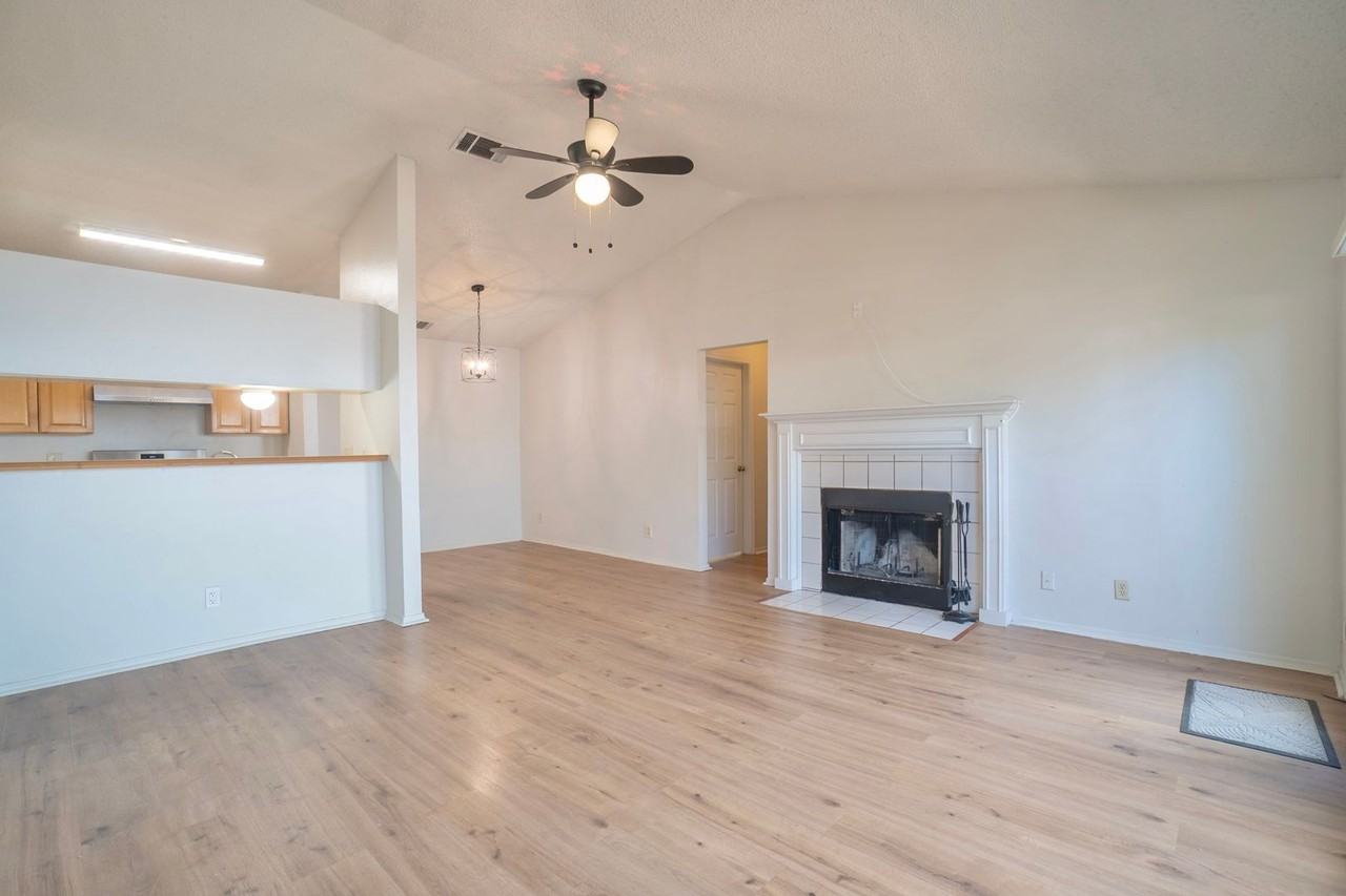 305 Regatta Ct #B - Photo 3 of 28