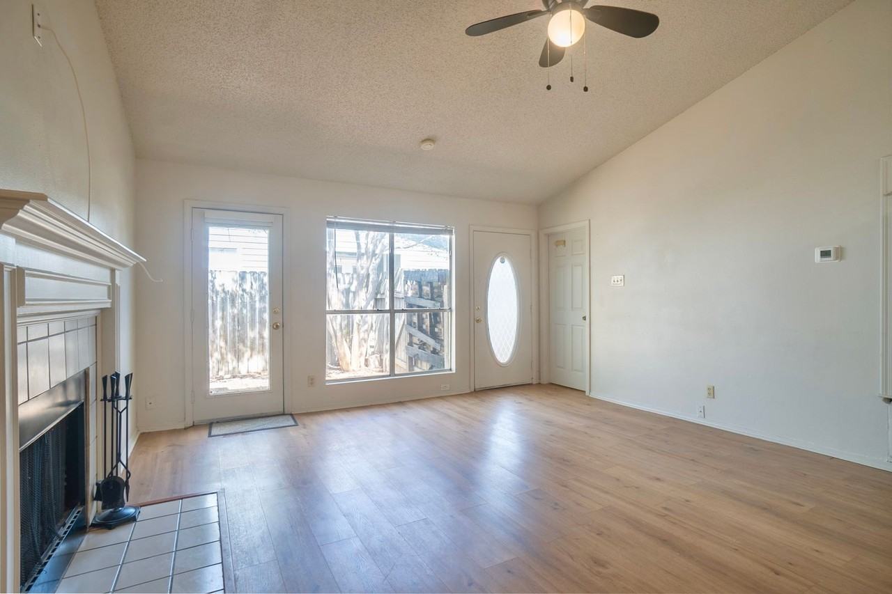 305 Regatta Ct #B - Photo 5 of 28