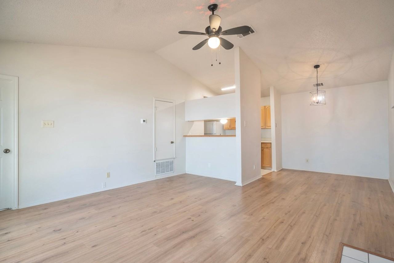 305 Regatta Ct #B - Photo 7 of 28