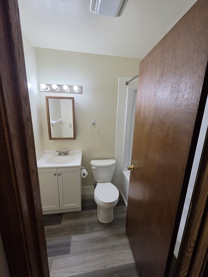 100 W Grove Street - Photo 5 of 25