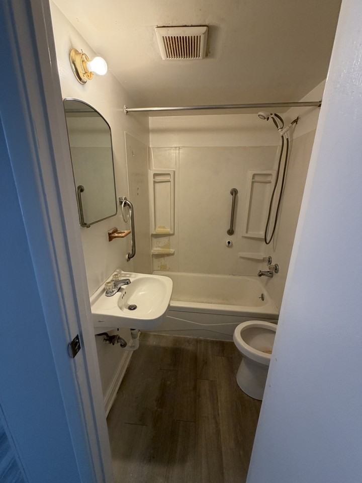 2070-2072 Elm Ave - Photo 3 of 25