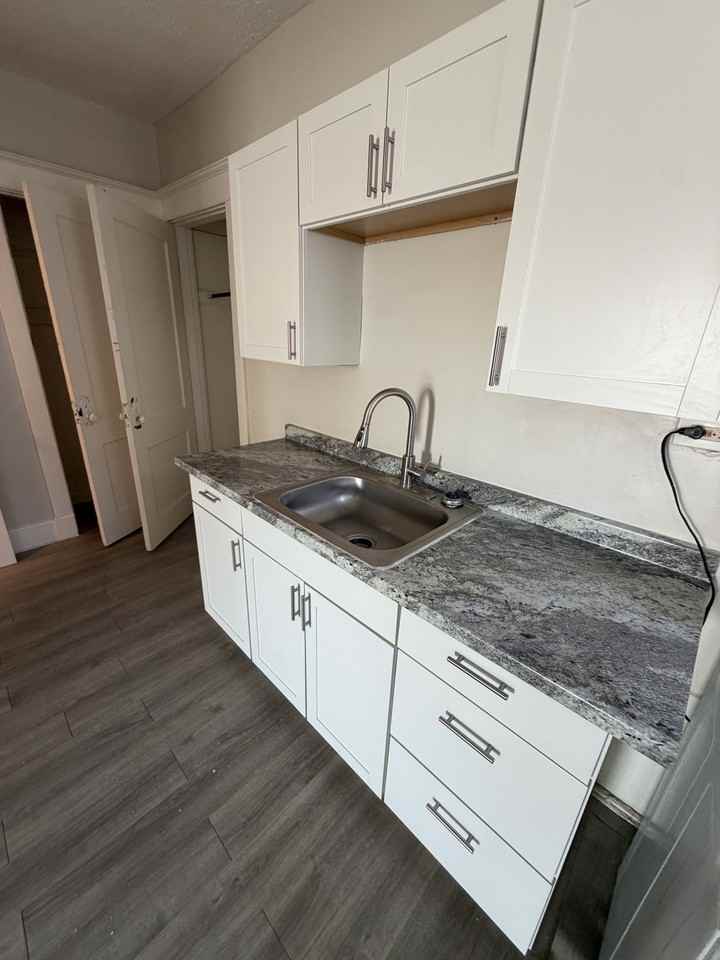 2070-2072 Elm Ave - Photo 4 of 25