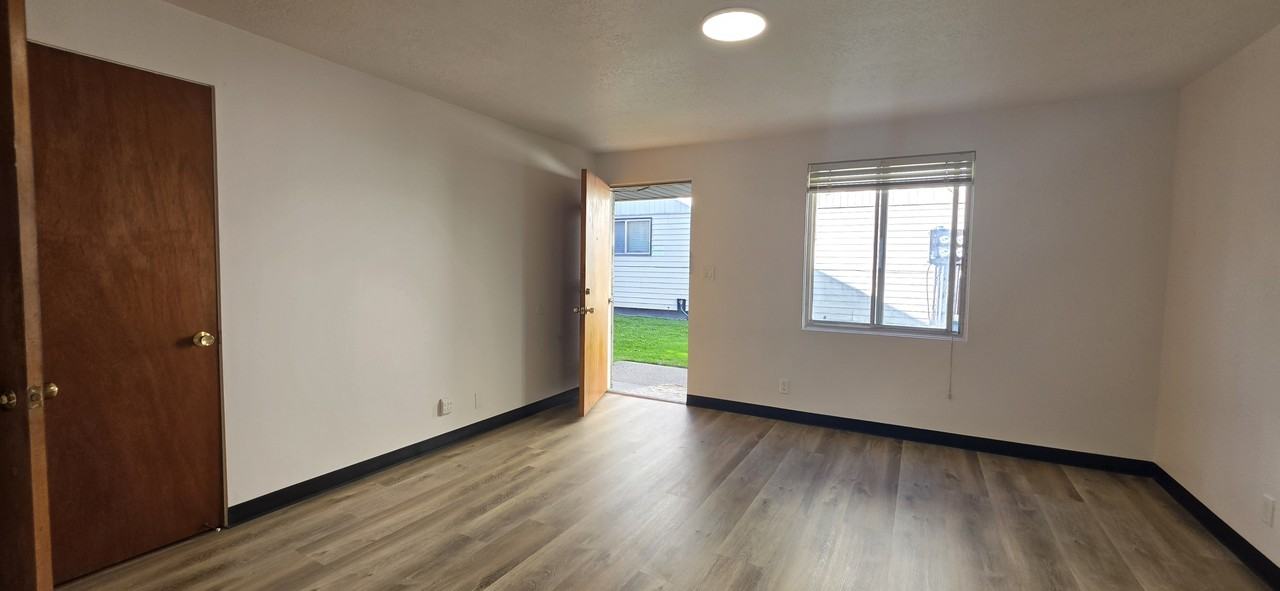 486 Whittier Street - Photo 3 of 8