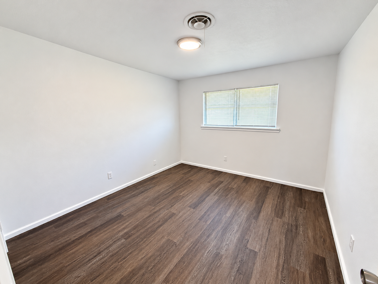 5606 44th St - Photo 5 of 10