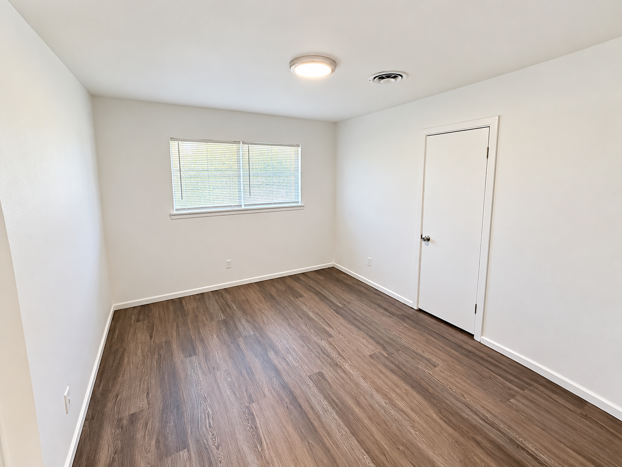 5606 44th St - Photo 7 of 10