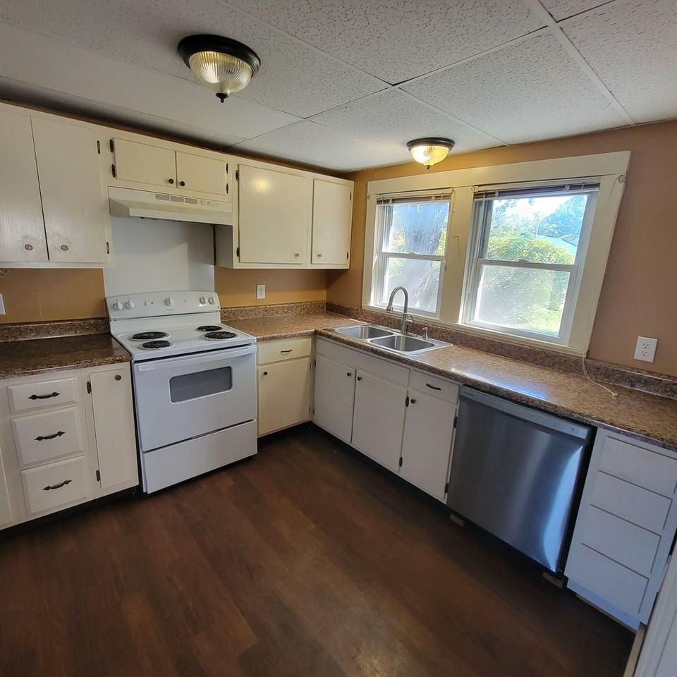 470 W 5th St - Photo 3 of 13