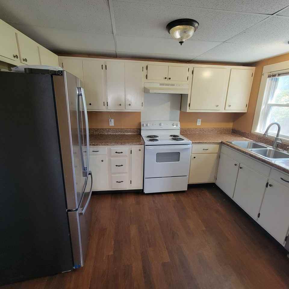 470 W 5th St - Photo 4 of 13