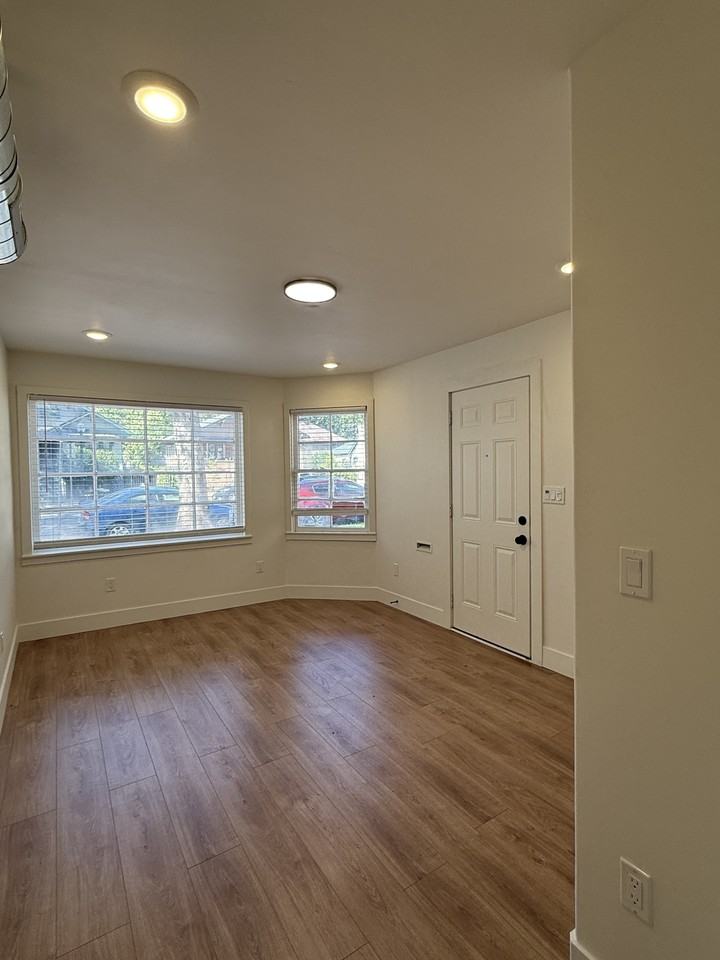 423 28th St #423 - Photo 2 of 8