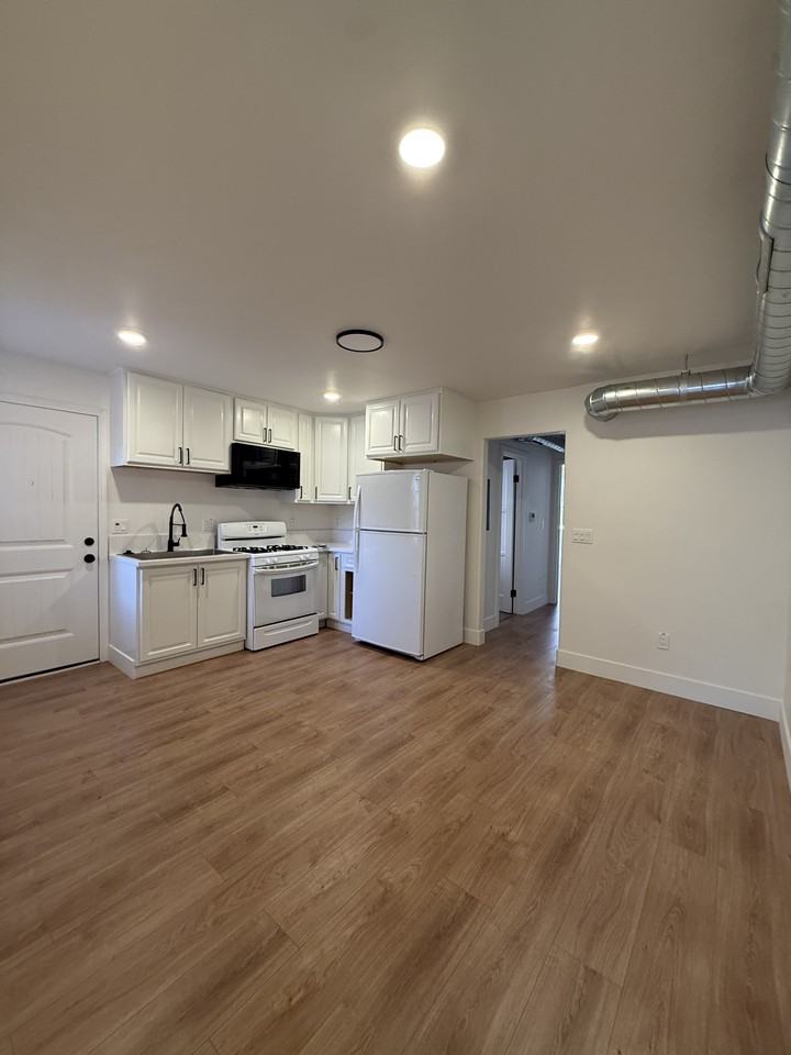 423 28th St #423 - Photo 3 of 8