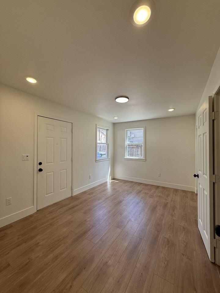 423 28th St #423 - Photo 6 of 8