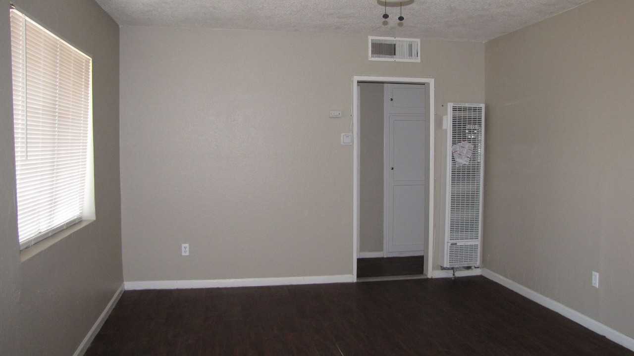 708 Airport Dr - Photo 2 of 13