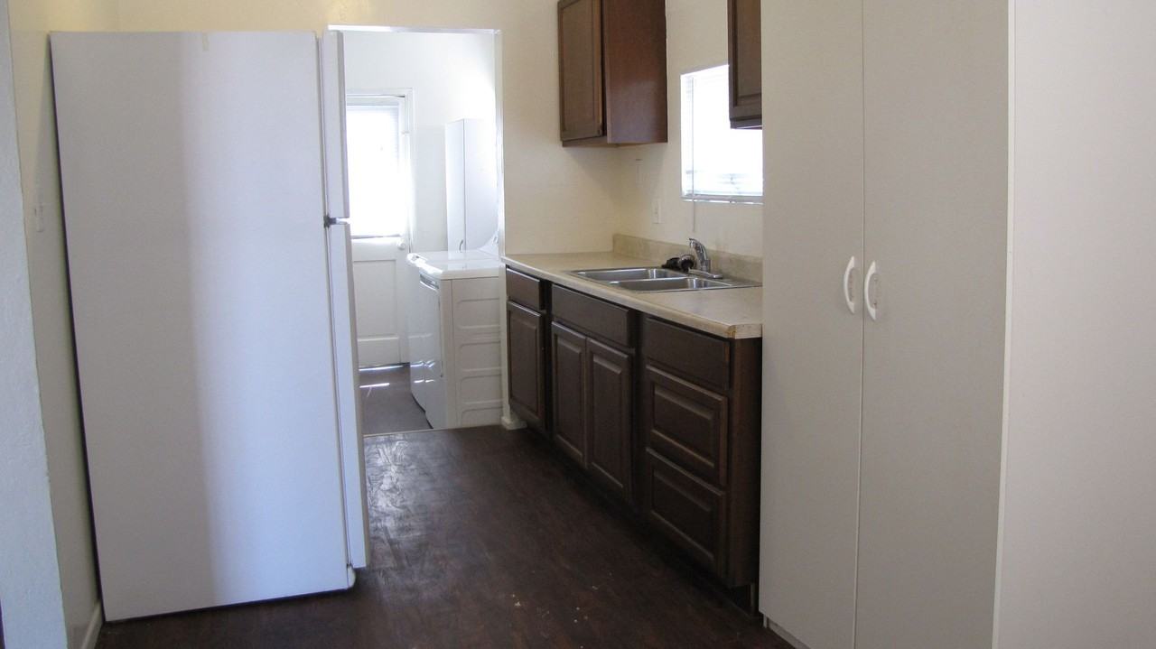 708 Airport Dr - Photo 3 of 13