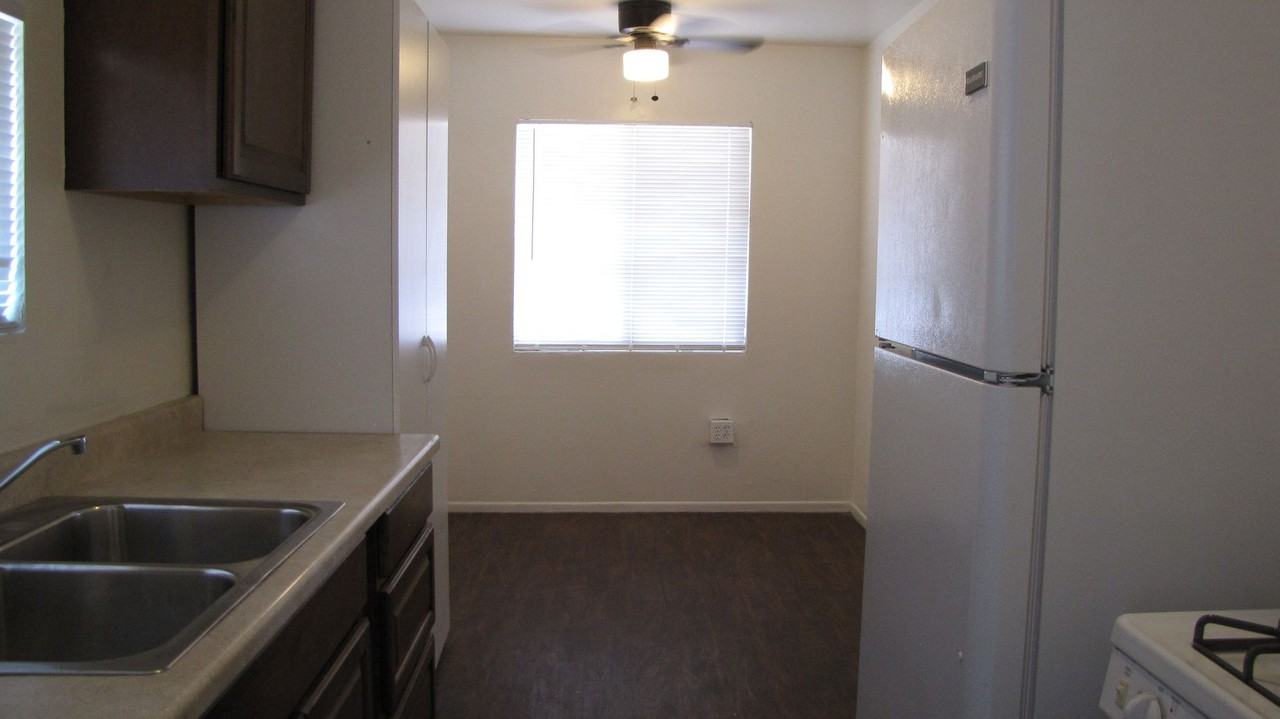 708 Airport Dr - Photo 4 of 13