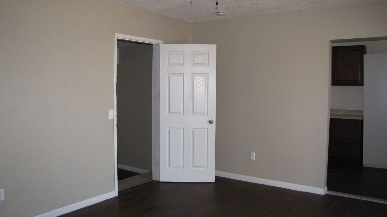 708 Airport Dr - Photo 5 of 13