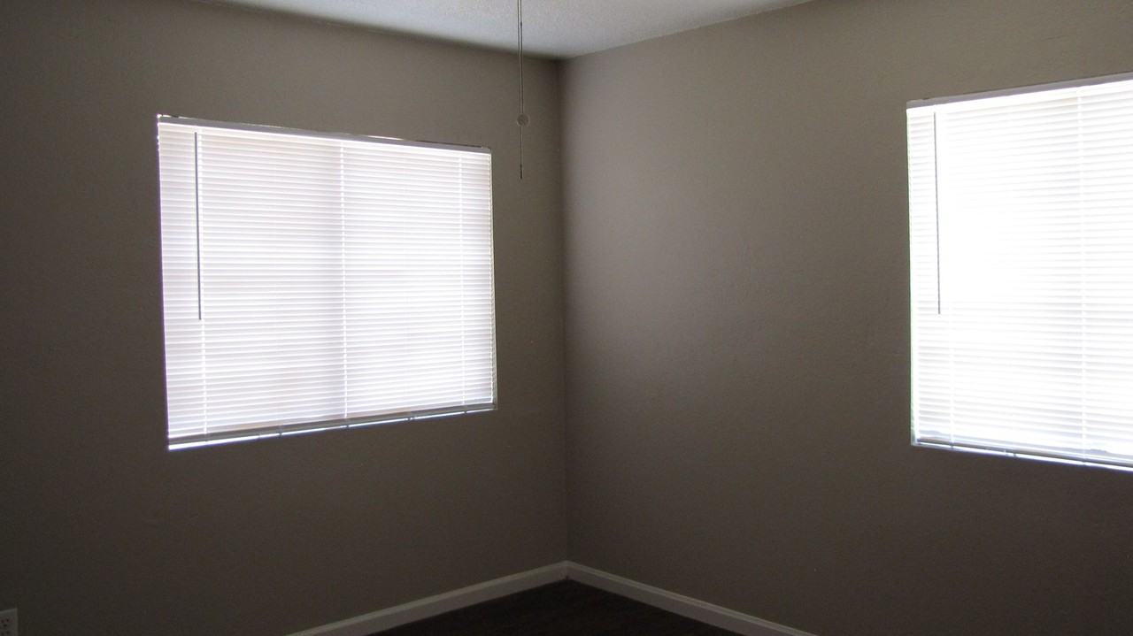 708 Airport Dr - Photo 6 of 13