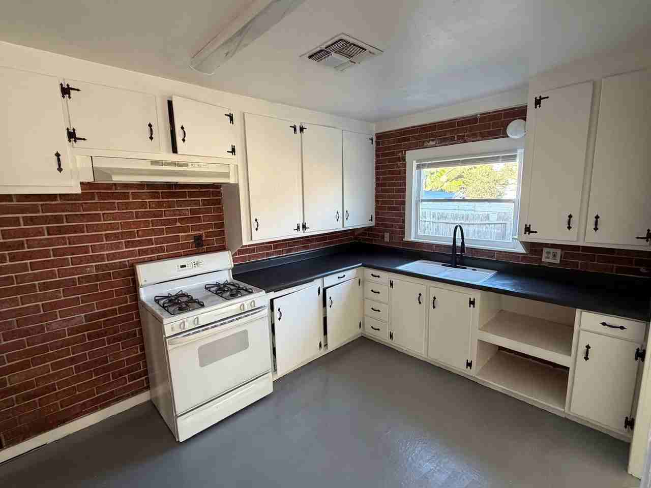30818 Dollarhide Rd - Photo 4 of 14