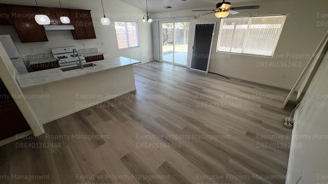8010 Jackstraw St - Photo 7 of 36