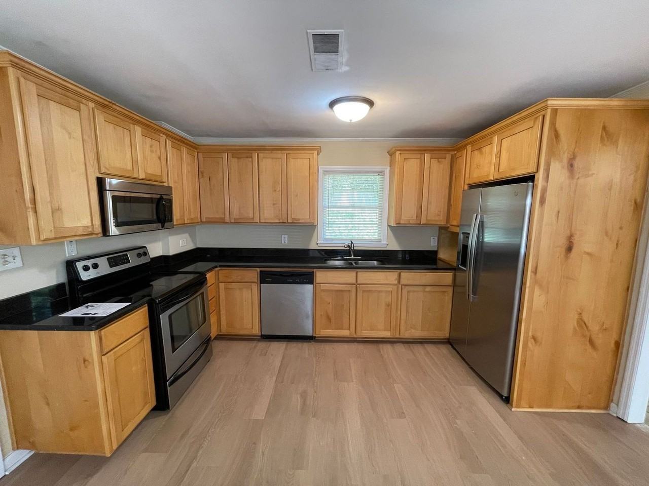 2210 S Milledge Ave - Photo 3 of 20