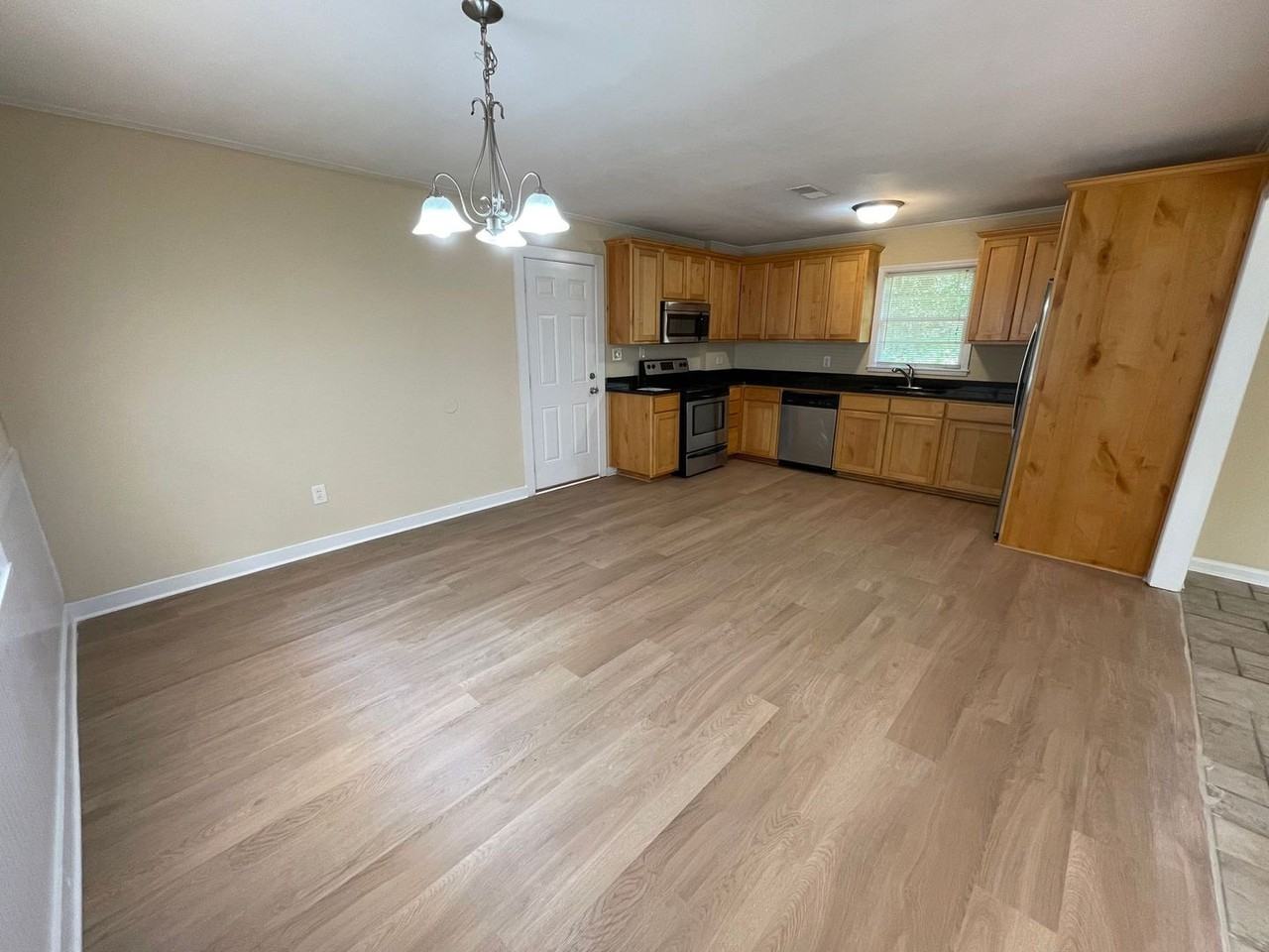 2210 S Milledge Ave - Photo 5 of 20